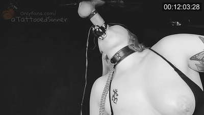 Bela knabino kun perfektaj manoj ĉe la glortruo